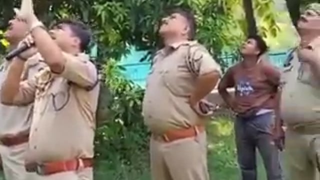 ▶️....न्याय न मिलने पर तीन साल के बच्चे को लेकर टॉवर में चढ़ी रेप पीड़िता 
उत्तर प्रदेश के गोंडा जिले में न्याय की गुहार लगाते हुए एक दुष्कर्म (रेप) पीड़िता महिला अपने 3 साल के मासूम बच्चे को साड़ी के सहारे कमर से बांधकर करीब 80 से 100 फीट ऊंचे मोबाइल टॉवर पर चढ़ गई। 
यह घटना गोंडा के नगर कोतवाली क्षेत्र स्थित रघुकुल विद्यापीठ परिसर के पास का है। लगभग 6 घंटे की भारी मशक्कत और प्रशासन के ठोस आश्वासन के बाद महिला को बच्चे सहित सुरक्षित नीचे उतारा गया।