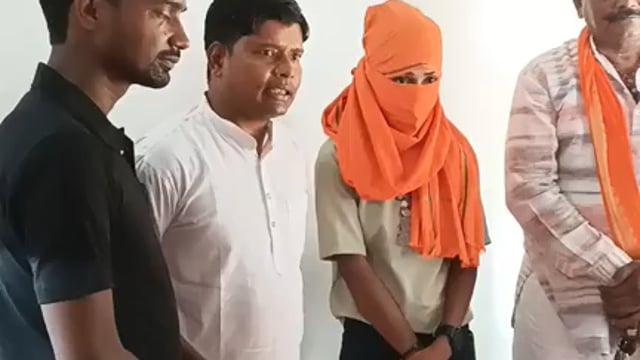 तिलहर में युवती ने दर्ज कराई शिकायत, पुलिस जांच में जुटी

तिलहर क्षेत्र की एक युवती ने थाने में शिकायत दर्ज कराते हुए अपने साथ धोखाधड़ी और उत्पीड़न के आरोप लगाए हैं। मामले को लेकर क्षेत्र में चर्चा का माहौल है। पुलिस ने शिकायत प्राप्त कर जांच शुरू कर दी है और तथ्यों के आधार पर आगे की कार्रवाई की जा रही है।