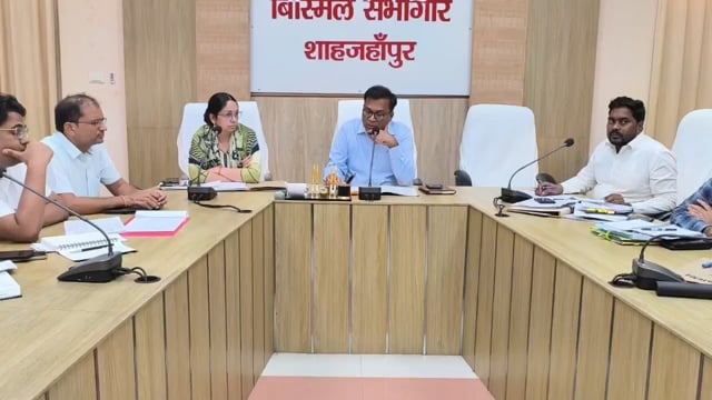 बाढ़ से निपटने की तैयारी तेज, बिना लाइफ जैकेट नहीं चलेगी नाव: डीएम

शाहजहांपुर। संभावित बाढ़ को देखते हुए जिला प्रशासन ने तैयारियां तेज कर दी हैं। मंगलवार को कलेक्ट्रेट सभागार में जिलाधिकारी धर्मेंद्र प्रताप सिंह की अध्यक्षता में बाढ़ बचाव एवं आपदा प्रबंधन व्यवस्थाओं की समीक्षा बैठक हुई। डीएम ने अधिकारियों को निर्देश दिए कि बाढ़ प्रभावित क्षेत्रों में राहत एवं बचाव कार्यों के लिए सभी संसाधन समय रहते उपलब्ध कराए जाएं।