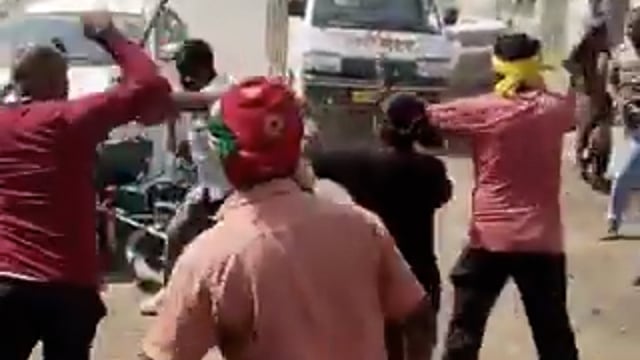 ▶️वीडियो यूपी के रायबरेली का ◀️
महिला सभासद और उनके परिवार को इस लिए पीटा जा रहा है कि उन्होंने दबंगों के खिलाफ पुलिस से शिकायत कर दी। 
जिसके बाद दबंगों बीच सड़क पर महिला सभासद और उनके परिवार को दौड़ा दौड़ा कर पीटा। 
मारपीट में महिला सभासद का देवर गंभीर रूप से हुआ घायल, मिल एरिया थाना क्षेत्र के पानी की टंकी चकधौरा की पूरी घटना