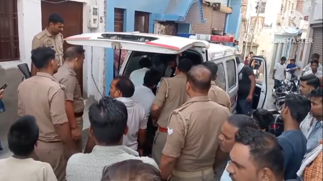 युवक ने फांसी लगाकर दी जान जांच में जुटी पुलिस थाना ताजगंज क्षेत्र के पकटोला इलाक मैं 35 वर्षीय संजयराठौर ने दी जान