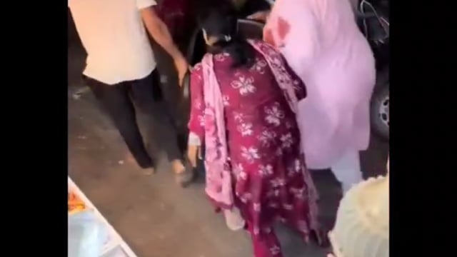 MANT-बांके बिहारी मंदिर मार्ग में छज्जा गिरने से बड़ा हादसा,एक दर्जन श्रद्धालु घायल,,