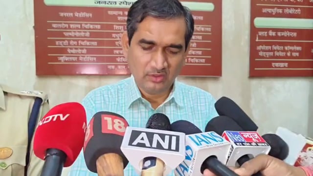 वृंदावन बांके बिहारी मंदिर के दर्शन कर लौट रहे श्रद्धालु मलबे की चपेट में आए, डीएम-एसएसपी ने मौके और अस्पताल का किया निरीक्षण
#BreakingNews #newsfeed #वायरलपोस्ट #मथुराब्रेकिंग #Mathuraviral #newpost #vrindavan