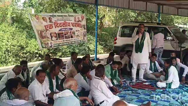प्रखंड मुख्यालय में राजद कार्यकर्ताओं ने बेरोजगारी, महंगाई के खिलाफ एक दिवसीय किया धरना प्रदर्शन