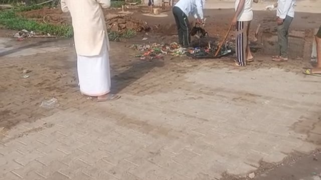 महेंद्र शर्मा जी द्वारा कराया जा रहा है गोपाल जी मंदिर पर सफाई का कार्य