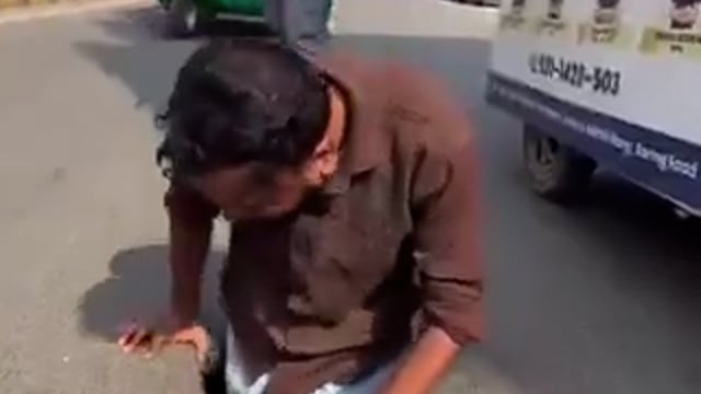 ▶️पटना, बिहार ◀️
राजधानी के वीआईपी इलाकों में गिने जाने वाले बोरिंग रोड पर सड़क के बीचों-बीच एक बेहद गहरा गड्ढा बन गया है। ऊपर से देखने में यह छोटा नजर आता है, लेकिन अंदर काफी गहरा होने के कारण दोपहिया और चारपहिया वाहनों के लिए बड़ा खतरा बना हुआ है। कोचिंग और मॉल की ओर आने-जाने वाले हजारों लोगों के लिए यह गड्ढा कभी भी गंभीर हादसे की वजह बन सकता है।