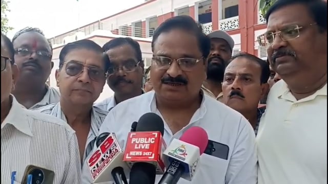 शाहजहांपुर में ट्रेनों के ठहराव व पैसेंजर गाड़ियों के संचालन की मांग
शाहजहांपुर। उत्तर प्रदेश आदर्श व्यापार मंडल ने केंद्रीय रेल मंत्री को संबोधित ज्ञापन सौंपकर कई महत्वपूर्ण ट्रेनों के शाहजहांपुर में ठहराव और कोरोना काल से बंद पैसेंजर ट्रेनों के पुनः संचालन की मांग की। व्यापार मंडल ने वंदे भारत एक्सप्रेस के ठहराव पर रेल मंत्री का आभार जताते हुए गरीब रथ, मालदा-अमृतसर, पाटलिपुत्र-चंडीगढ़ सुपरफास्ट, लोहित एक्सप्रेस तथा लखनऊ-काठगोदाम एक्सप्रेस के ठहराव की मांग उठाई। साथ ही लखनऊ-सहारनपुर, सीतापुर-दिल्ली और बरेली-प्रयागराज पैसेंजर ट्रेनों सहित हावड़ा-अमृतसर डुप्लीकेट एक्सप्रेस को पुनः चलाने की मांग की गई। ज्ञापन सौंपने में तिलक राज भोला, पंकज वर्मा, अजय मोहन शुक्ला, अनीश खान सहित कई पदाधिकारी मौजूद रहे।