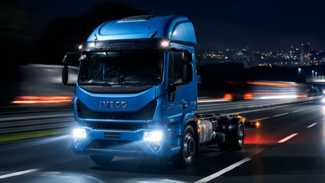 IVECO S-Way — AI Konsept Gece Otoyol Filmi