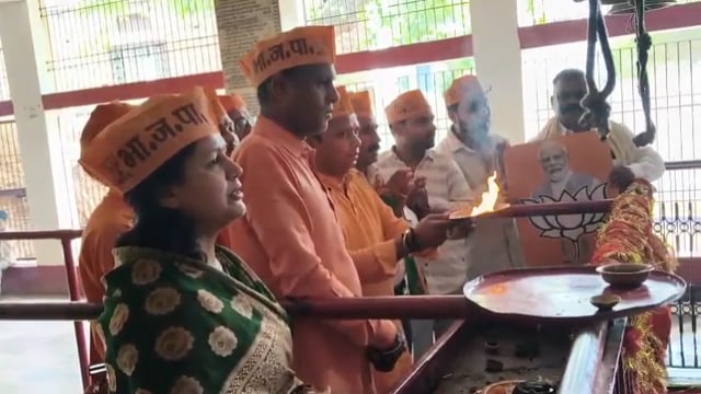 केन्द्र में मोदी सरकार के 12 शाल पूरे होने के उपलक्ष्य में बांसडीह कस्बे में भाजपा कार्यकर्ताओं ने किया हवन पूजन