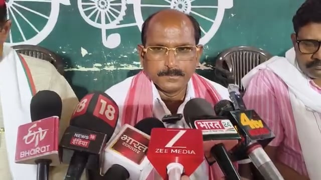 2027 में सपा सरकार बनने का दावा, भाजपा पर साधा निशाना

पूर्व विधायक रोशन लाल वर्मा ने कहा कि प्रदेश की जनता महंगाई और बेरोज़गारी से परेशान है तथा बदलाव चाहती है। उन्होंने दावा किया कि वर्ष 2027 से उत्तर प्रदेश में समाजवादी पार्टी का दौर शुरू होगा और जनता सपा को सत्ता में लाएगी।