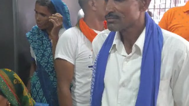 बचत खाता बढ़वाने के नाम पर 4.50 लाख हड़पे, पीड़ितों ने डीएम से लगाई न्याय की गुहार