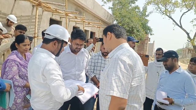 जिलाधिकारी अनुपम शुक्ला एवं मुख्य विकास अधिकारी आलोक प्रसाद ने विकास खंड मनिहारी में निर्माणाधीन मुख्यमंत्री मॉडल कंपोजि