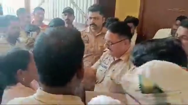 ▶️.....मामला संभल जिले का है जहां एक 12 साल की बच्ची को बंदूक की नोक पर किडनैप करके जंगल में ले गए और सामूहिक दुष्कर्म किया !! परिजनों का आरोप है कि पुलिस ने चुप चाप आरोपियों को गिरफ्तार करके जेल भेज दिया और जिसके घर से बच्ची बरामद हुई उस पर कोई कार्यवाही नहीं हुई!!
पीड़ित पक्ष प्रशासन से सामने से सवाल कर रहे हैं कि अगर आरोपी मुसलमान होते तब भी क्या इसी तरह चुप चाप कार्यवाही होती तब आप एनकाउंटर करते बुलडोज़र चलाते !