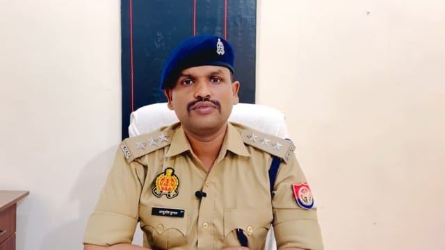 ▶️.....आज दिनांक 10 जून 2026, 112 के माध्यम से आमघाट पुल, थाना हलियापुर क्षेत्र में एक व्यक्ति के कूदने के संबंध में सूचना प्राप्त हुई। सूचना प्राप्त होते ही पुलिस टीम तत्काल मौके पर पहुंची। सूचनाकर्ता द्वारा बताए गए स्थान पर गोताखोरों की मदद से कूदने वाले व्यक्ति को निकाला गया। जहां पर उसे तत्काल अस्पताल पहुंचाया गया, जहां पर डॉक्टरों ने उसे मृत घोषित कर दिया।  युवक की उम्र करीब 25 से 30 वर्ष प्रतीत हो रही है। जिसकी शिनाख्त हेतु विभिन्न माध्यमों से शिनाख्त करने का प्रयास किया जा रहा है। इस संबंध में कानून व्यवस्था की स्थिति सामान्य है एवं अग्रिम विधिक प्रचलित है। उक्त के सम्बन्ध में क्षेत्राधिकारी बल्दीराय महोदय श्री आशुतोष कुमार द्वारा बाइट.."