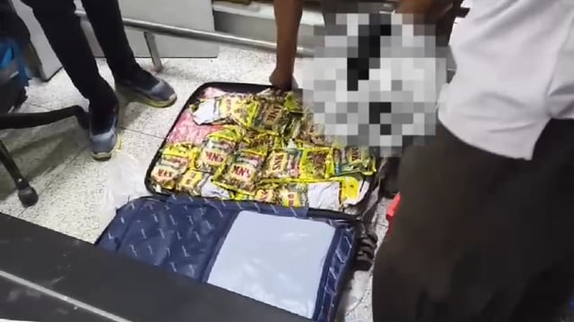 ▶️......नशीले पदार्थों की बड़ी तस्करी की कोशिश नाकाम!
दिल्ली के इंदिरा गांधी अंतरराष्ट्रीय हवाई अड्डे (IGI Airport) पर सुरक्षा एजेंसियों ने सतर्कता दिखाते हुए ड्रग्स तस्करी की एक बड़ी कोशिश को विफल कर दिया। CISF की जांच के दौरान शारजाह होते हुए ओमान जा रहे एक यात्री से 4.411 किलोग्राम हशीश (चरस) बरामद की गई, जिसे 20 पैकेट में नए कपड़ों के बीच छिपाया गया था। सूचना के बाद NCB ने मौके पर पहुंचकर जब्ती की कार्रवाई की।