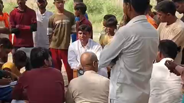 अंबेडकर नगर टाण्डा मईपुर में भीषण आग लगे से गैस सिलेंडर फटा,पूर्व जिलाध्यक्ष कपिल देव वर्मा ने लिया जायजा,हर संभव मदद का दिया आश्वासन।

कृष्णा सिंह ब्यूरो चीफ
नेशनल मीडिया न्यूज़ अ.न.