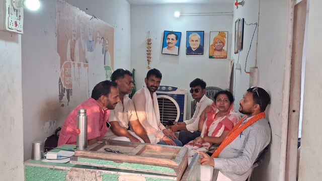 आलापुर राजेसुल्तानपुर क्षेत्र में सक्रिय हुईं भाजपा नेत्री प्रेमलता भारती, जनसंपर्क कर लोगों के दुख-सुख में हुईं शामिल।