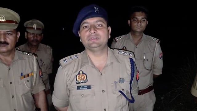 पुलिस मुठभेड़ में छिनैती करने वाले दो बदमाश गिरफ्तार

शाहजहांपुर में एसओजी, सर्विलांस सेल और थाना सिंधौली पुलिस की संयुक्त टीम ने थाना पुवायां व सिंधौली क्षेत्र में छिनैती की घटनाओं को अंजाम देने वाले दो अभियुक्तों को पुलिस मुठभेड़ के दौरान गिरफ्तार कर लिया। क्षेत्राधिकारी पुवायां ने बताया कि गिरफ्तार आरोपियों के खिलाफ विधिक कार्रवाई की जा रही है तथा उनसे अन्य घटनाओं के संबंध में भी पूछताछ की जा रही है।