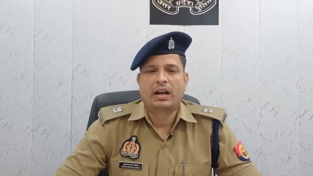 ▶️......दो सगी बहनों से छेड़खानी का आरोपी पुलिस मुठभेड़ में घायल, पैर में लगी गोली*
सुल्तानपुर में महिलाओं के विरुद्ध अपराध करने वाले अपराधियों के खिलाफ पुलिस का कड़ा एक्शन जारी है।