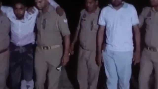 अलीगंज।पुलिस मुठभेड़ में नोटों की माला चोरी करने वाले दो बदमाश गिरफ्तार, तमंचा और बाइक बरामद