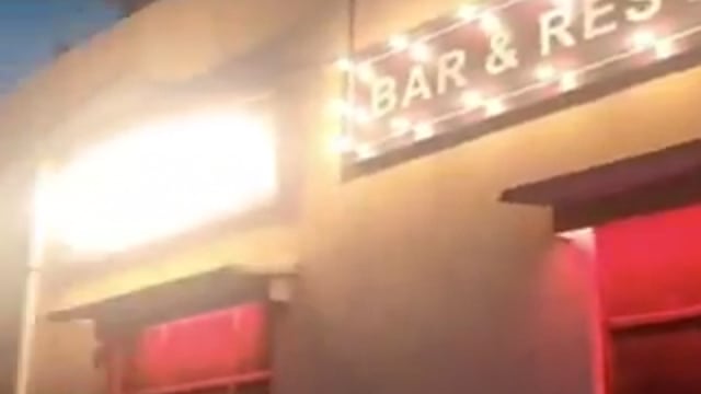 ▶️.....देवभूमि और धार्मिक नगरी हरिद्वार में लगा दिया "बार" का बोर्ड
उत्तराखंड –
हरिद्वार में इमरान हाशमी के फिल्म सेट (एक मकान) पर "बार एंड रेस्टोरेंट" का बोर्ड लगा देखकर हिंदू संगठन भड़क गए, हंगामा खड़ा कर दिया। उन्हें आपत्ति थी कि ऐसा बोर्ड नहीं लगाना चाहिए, जिससे देवभूमि हरिद्वार की पवित्रता खराब हो।