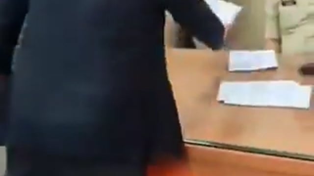 ▶️लखनऊ ◀️  विभूतिखंड थाने में इंस्पेक्टर उपेंद्र सिंह पर गंभीर आरोप लगाते हुए अधिवक्ताओं ने हंगामा किया और उनके खिलाफ एफआईआर दर्ज करने की मांग की। अधिवक्ताओं का आरोप है कि इंस्पेक्टर ने जातिसूचक टिप्पणी करने के साथ अभद्र व्यवहार किया।
जानकारी के अनुसार, अधिवक्ता पंकज मिश्रा अपने एक निजी मामले में प्रार्थना पत्र देने विभूतिखंड थाने पहुंचे थे। इसी दौरान उनकी इंस्पेक्टर उपेंद्र सिंह से कहासुनी हो गई। आरोप है कि इंस्पेक्टर ने आपत्तिजनक और जातिसूचक टिप्पणियां कीं, जिससे अधिवक्ताओं में नाराजगी फैल गई। मामले को लेकर अधिवक्ताओं ने थाने पर विरोध प्रदर्शन करते हुए संबंधित अधिकारी के खिलाफ कार्रवाई की मांग की। पुलिस प्रशासन की ओर से मामले की जांच की जा रही है।