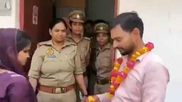 लखनऊ- मनमुटाव के कारण टूटने वाली थी शादी, लेकिन बख्शी का तालाब महिला थाना प्रभारी मेनका सिंह ने सुलह करा दी।

थाना परिसर में ही युवक-युवती ने माला पहनाकर, मिठाई खिलाकर शादी रचा ली

पुलिस और परिजनों की मौजूदगी में प्यार और भरोसे की जीत हुई