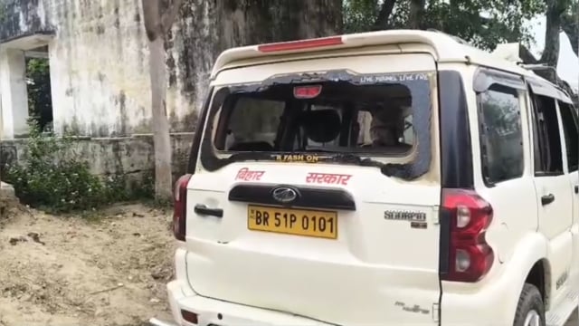 बांका जिले के रजौन में खनन विभाग और बालू माफिया के झड़प बाल बाल बचे सिपाही 