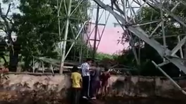 ▶️....यूपी: तेज आंधी में BSNL का बड़ा टावर टूटकर गिर गया

वीडियो यूपी के बुलंदशहर का है