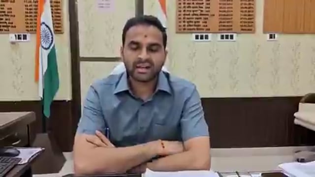 ▶️.....ईमानदार DM के आगे नहीं चली डॉक्टरों की नेतागिरी करनी पड़ी ज्वाइनिंग।
उतर प्रदेश के देवरिया जिले में एक मजेदार वाकया सामने आया हैं जहां देवरिया के नए जिलाधिकारी मंसूदन होगी की नीतियों के तहत CMO ने ट्रांसफर सीजन में एक ही ब्लॉक में 17 साल से जमे डाक्टरों का जिले के ही दूसरे ब्लॉक में तबादला कर दिया था, इसके बाद डॉक्टरों ने DM पर दबाव बनाने के लिए सामुहिक इस्तीफा, धरना प्रदर्शन तक की नौटंकी करने का प्रयास किया पर आखिरकार उन्हें ज्वाइन करना ही पड़ा।