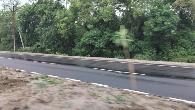 शाहजहांपुर-बरेली मोड़ से होकर जलालाबाद क्षेत्र की ओर जाने वाले मार्ग पर मौसम ने अचानक करवट ली है। ग्राउंड रिपोर्टिंग के दौरान क्षेत्र में तेज हवाओं के साथ बारिश शुरू हो गई। बारिश होने से राहगीरों और वाहन चालकों को परेशानी का सामना करना पड़ रहा है, वहीं गर्मी से लोगों को कुछ राहत भी मिली है। प्रशासन ने लोगों से खराब मौसम के दौरान सावधानी बरतने की अपील की है।