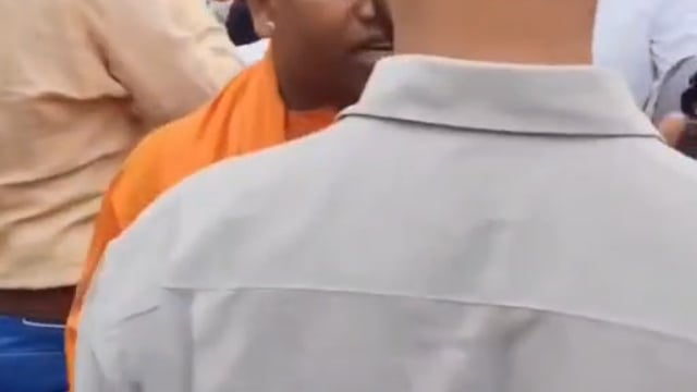 ▶️.....साधू जैसा दिखने वाला यह व्यक्ति लखनऊ में ईको गार्डन में पहुंच गया है। छात्र विरोध कर रहे हैं। कह रहे हैं कि यह व्यक्ति हमारे प्रोटेस्ट में शामिल न हो। एक मीडिया वाले भैया प्रोटेस्ट वाली जगह पर ले जाकर इस व्यक्ति का इंटरव्यू करने पर आमदा हैं*