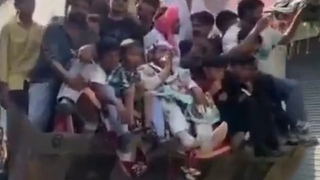 ▶️......मुरादाबाद में एक दूल्हा बुलडोजर से बारात लेकर ससुराल पहुंचा। बुलडोजर पर बैठे दूल्हे का सिगरेट पीते और डांस करते हुए वीडियो सोशल मीडिया पर वायरल हो गया। वीडियो में कई बाराती भी बुलडोजर पर सवार दिखाई दिए। मामले का संज्ञान लेते हुए पुलिस ने जांच के बाद बुलडोजर का चालान कर दिया।