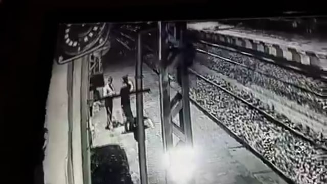 ▶️......यूपी: बुलंदशहर के खुर्जा जंक्शन पर दर्दनाक हादसा सामने आया।