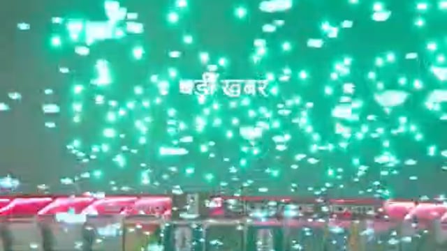 ▶️.....मेक्सिको सिटी का आसमान फीफा रंग में रंगा, बना विश्व रिकॉर्ड*
2026 फीफा विश्व कप के उद्घाटन मैच से पहले मेक्सिको सिटी का आसमान सैकड़ों ड्रोन्स की रोशनी से जगमगा उठा। एस्टाडियो एज़्टेका के ऊपर हवा में चमकती ट्रॉफी, जगुआर और फुटबॉलर की आकृतियाँ बनाई गईं। इसी के साथ तीन विश्व कप (1970, 1986, 2026) की मेजबानी करने वाला यह दुनिया का पहला स्टेडियम बन गया है।