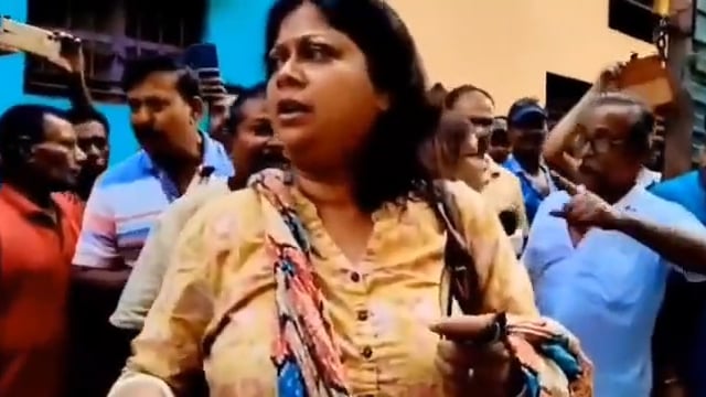 ▶️.....ये वही TMC नेता है जो हिंदू महिलाओं को 
डराने के लिए वोटिंग से पहले उन्हें विधवाओं*
वाली सफ़ेद साड़ी भेज रही थी...
*आज हवा का रुख बदला और लोगों ने इसे*
*इसके घर पंहुचकर इसकी औकात बताई और*
इसे सफ़ेद साड़ी ओढ़ाई...
बंगाल में गज़ब खेला होबे