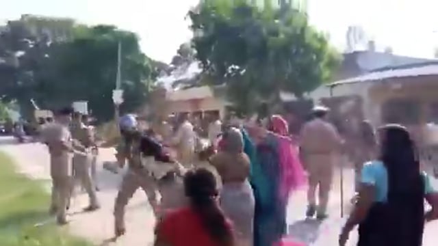 शाहजहांपुर में एनकाउंटर के बाद ग्रामीणों का गुस्सा फूट पड़ा। फर्जी एनकाउंटर का आरोप लगाते हुए लोगों ने पुलिस चौकी का घेराव किया, जिसके बाद हालात तनावपूर्ण हो गए।