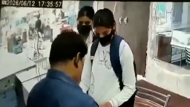 बिहार की राजधानी पटना के दीघा इलाके में स्थित एक ज्वेलरी दुकान में लूट की कोशिश नाकाम हो गई। मास्क पहने दो युवतियां गहने देखने के बहाने दुकान में पहुंचीं और दुकानदार पर पेपर स्प्रे कर दिया, लेकिन सतर्क दुकानदार ने खुद को बचाते हुए शटर बंद कर दिया, जिससे दोनों अंदर ही फंस गईं। स्थानीय लोगों की मदद से दोनों को पकड़कर पुलिस के हवाले कर दिया गया। पूरी घटना सीसीटीवी में कैद हुई है और सोशल मीडिया पर वीडियो तेजी से वायरल हो रहा है।