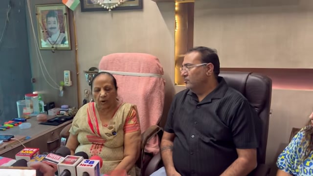 शाहजहांपुर के चर्चित दुर्गा होटल प्रकरण में नया मोड़

शाहजहांपुर के चर्चित दुर्गा होटल मामले में सास ने अपनी बहू पर गंभीर आरोप लगाए हैं। साथ ही उन्होंने प्रशासनिक अधिकारियों पर भी पक्षपातपूर्ण रवैया अपनाने और भेदभाव करने का आरोप लगाया है। मामले को लेकर दोनों पक्षों के बीच विवाद गहराता नजर आ रहा है, जबकि पूरे प्रकरण पर लोगों की निगाहें बनी हुई हैं। अधिकारियों की ओर से मामले की जांच और आवश्यक कार्रवाई की बात कही जा रही है।