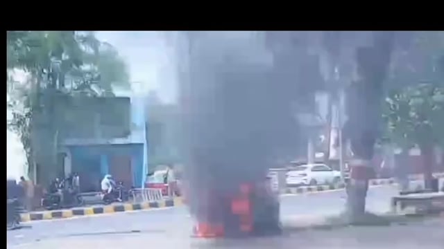 MANT-गोवर्धन रोड के CNG पंप पर मचा हड़कंप, चंद सेकंड में धू-धू कर जला, वाहन,,