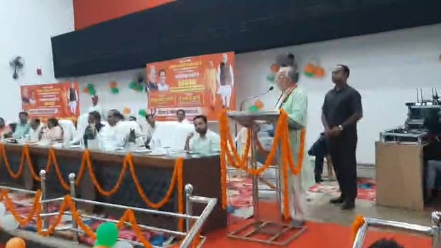 शाहजहांपुर में केंद्र सरकार के 12 वर्ष पूर्ण होने के अवसर पर "सेवा, संस्कार, सुशासन एवं सम्मान" थीम के तहत सामाजिक कार्यकर्ताओं के साथ संवाद कार्यक्रम आयोजित किया गया। कार्यक्रम में उत्तर प्रदेश के वित्त एवं संसदीय कार्य मंत्री Suresh Kumar Khanna तथा प्रभारी मंत्री Narendra Kashyap ने केंद्र और प्रदेश सरकार की विभिन्न जनकल्याणकारी योजनाओं एवं उपलब्धियों की जानकारी दी।
