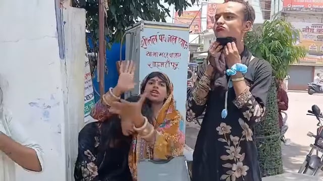 थाने के गेट पर किन्नरों का प्रदर्शन, कार्रवाई की मांग

शाहजहांपुर के सदर बाजार थाना क्षेत्र में दो किन्नर गुटों के बीच हुई मारपीट के मामले में पीड़ित पक्ष ने थाने के बाहर प्रदर्शन कर आरोपियों के खिलाफ सख्त कार्रवाई की मांग की। किन्नरों ने आरोप लगाया कि विरोधी गुट पहले भी कई बार मारपीट और उत्पीड़न कर चुका है। पुलिस ने दोनों पक्षों की बात सुनकर मामले की जांच शुरू कर दी है और निष्पक्ष कार्रवाई का आश्वासन दिया है।