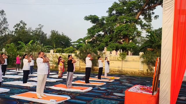 तनावभरे दौर में योग ही सबसे बड़ी शक्ति : डीएम

शाहजहांपुर। अंतरराष्ट्रीय योग दिवस से पूर्व जिले में योग सप्ताह का शुभारंभ शहीद संग्रहालय में किया गया। जिलाधिकारी धर्मेंद्र प्रताप सिंह ने कहा कि योग शारीरिक और मानसिक संतुलन बनाए रखने का सबसे प्रभावी माध्यम है। कार्यक्रम में योग विज्ञान संस्थान के जिला प्रधान डॉ. अवधेश मणि त्रिपाठी ने योगाभ्यास कराया। मुख्य विकास अधिकारी उत्कर्ष द्विवेदी, नगर आयुक्त सौम्या गुरुरानी सहित अधिकारियों, कर्मचारियों और नागरिकों ने सामूहिक योगाभ्यास कर स्वस्थ जीवन का संदेश दिया। कार्यक्रम का संचालन डॉ. इंदु अजनबी ने किया।
