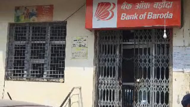 बैंक कर्मचारियों के व्यवहार पर फूटा खाताधारकों का गुस्सा, कार्रवाई की मांग तेज