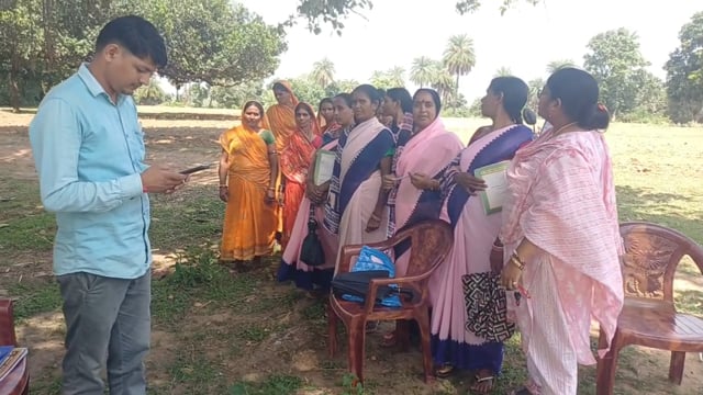 15 सालों बाद भी नहीं चालू हुआ कुसौना स्वास्थ्य उपकेंद्र, पेड़ के नीचे हुई एचएससी बैठक.