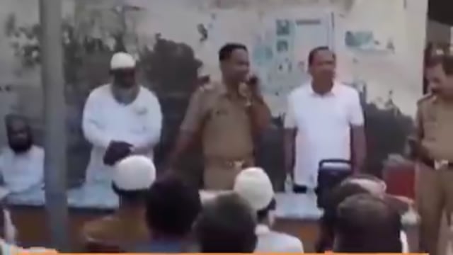 ▶️......मुरादाबाद थाने के SHO जैसा हर थाने में तैनात हों SHO...
मुरादाबाद के थाना प्रभारी ने कहा अगर बहन बेटी की तरफ बुरी नज़र डाली चौराहे पर पीटूंगा।
जन चौपाल का आयोजन कर रही है मुरादाबाद पुलिस उसी कार्यक्रम में SHO ने कहा।