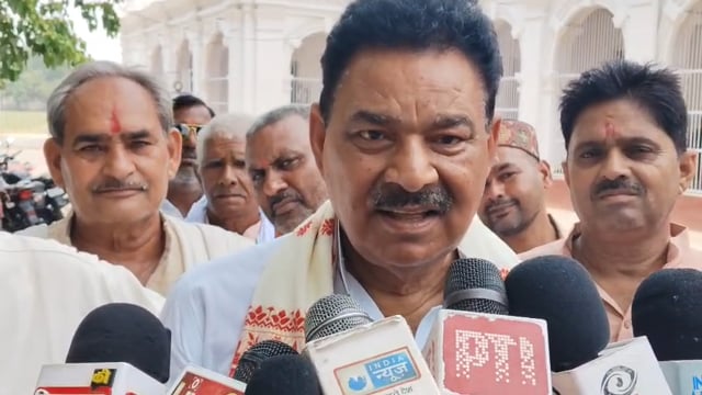 कोटवां नरायनपुर में कटान की बढ़ती सम्भावना को लेकर पूर्व मंत्री नारद राय ने ग्रामीणों के साथ DM को सौंपा पत्रक
