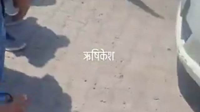 ▶️.....ऋषिकेश में एक हरियाणा नंबर कार में तेज आवाज में गाने बज रहे थे, जिसको लेकर पुलिस ने उन्हें रोका, तो मामला बिगड़ गया। कार में लड़के और लड़कियां सवार थी। आरोप है कि जब पुलिस ने उन्हें रोको तो युवतियाँ पुलिसकर्मियों से उलझ गईं और अभद्रता करने लगी। वहीं पर्य़टकों का आरोप है कि पुलिस ने लड़कियों से अभद्रता की।