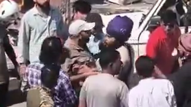 ▶️....उत्तराखंड- कर्णप्रयाग में हेमकुंड साहिब जा रहे सिख श्रद्धालुओं और स्थानीय लोगो में विवाद हो गया, इस वीडियो में आप देख सकते है कि फिर कैसे लाठी डंडे चले और नंगी तलवारे लहरा रही है। एक स्थानीय घायल व्यक्ति को हायर सेंटर रेफर किया गया है।