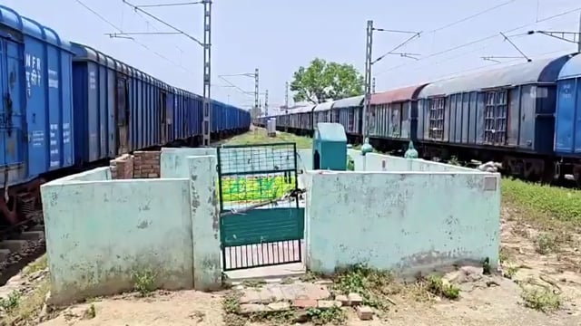 ▶️....UP- फर्रूखाबाद रेलवे स्टेशन पर रेल पटरियों के बीच बरसों से एक मजार बनी हुई है. इस मजार पर हर रोज चादर चढ़ाई जाती है और यहां पूजा होती है. 
रेलवे लाइन चौड़ीकरण के लिए इस मजार को जब हटाने का प्रयास किया गया तो दो मुस्लिम रेलकर्मियों ने यहां सैकड़ों लोगो की भीड़ इकठ्ठा कर दी और मजार हटाने का विरोध किया. 
BJP के सांसद मुकेश राजपूत ने इस मामले में एक्शन लेने के लिए पुलिस प्रशासन से कहा है. उन्होंने यह भी कहा है कि इस बात की भी जांच की जानी चाहिए कि आखिर ऐसी कौन सी जरूरत थी कि दो रेलवे लाइन के बीच में मजार बनाई गई